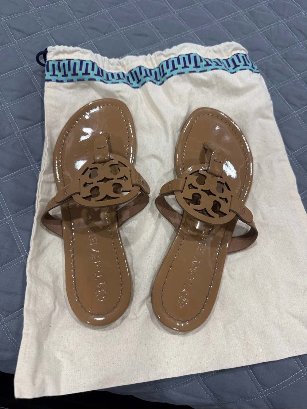 Tory Burch Patent Leather Logo Thong Sandals - Tan